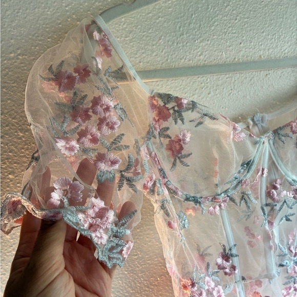 NWOT Sheer Floral Embroidered Mesh Puff Sleeve Bodysuit – Size Small - Picture 3 of 9
